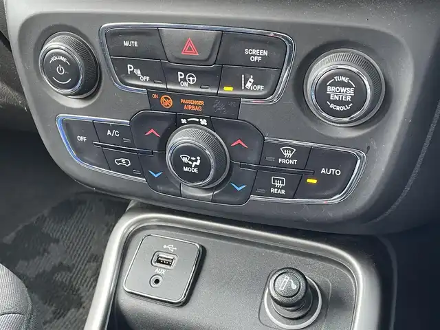 クライスラー・ジープ ジープ コンパス ロンジチュード 佐賀県 2019(平31)年 5.9万km 白 純正8.4インチナビ/Bluetooth/ワンセグ/USB/AM/FM/AUX/バックカメラ/クルーズコントロール/ETC/パーキングアシスト/自動防眩式ルームミラー/革巻きステアリング/ミラーヒーター/スマートキー/クリアランスソナー/純正フォグランプ/純正16インチアルミ/純正フロアマット/新車保証書/取扱説明書/衝突軽減システム