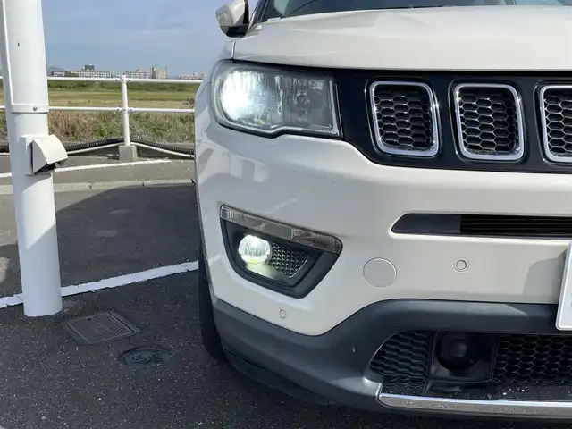 クライスラー・ジープ ジープ コンパス ロンジチュード 佐賀県 2019(平31)年 5.9万km 白 純正8.4インチナビ/Bluetooth/ワンセグ/USB/AM/FM/AUX/バックカメラ/クルーズコントロール/ETC/パーキングアシスト/自動防眩式ルームミラー/革巻きステアリング/ミラーヒーター/スマートキー/クリアランスソナー/純正フォグランプ/純正16インチアルミ/純正フロアマット/新車保証書/取扱説明書/衝突軽減システム