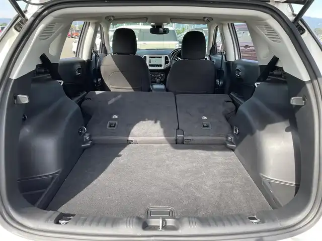 クライスラー・ジープ ジープ コンパス ロンジチュード 佐賀県 2019(平31)年 5.9万km 白 純正8.4インチナビ/Bluetooth/ワンセグ/USB/AM/FM/AUX/バックカメラ/クルーズコントロール/ETC/パーキングアシスト/自動防眩式ルームミラー/革巻きステアリング/ミラーヒーター/スマートキー/クリアランスソナー/純正フォグランプ/純正16インチアルミ/純正フロアマット/新車保証書/取扱説明書/衝突軽減システム