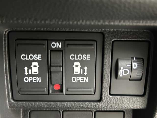 ホンダ ステップワゴン eHEV エアー EX 埼玉県 2025(令7)年 0.3万km メテオロイドグレーメタリック ホンダセンシング　/両側電動スライドドア　/純正ナビ/（TV/AM/FM/BT/CD/DVD)/全方位カメラ/フリップダウンモニター　/ブラインドスポットモニター　/パワーテールゲート　/２列目オットマン　/パドルシフト　/コーナーセンサー　/ビルトインETC/ドアバイザー/D＋N席シートヒーター/革巻きハンドル/純正フロアマット/プッシュスタート/スマートキー