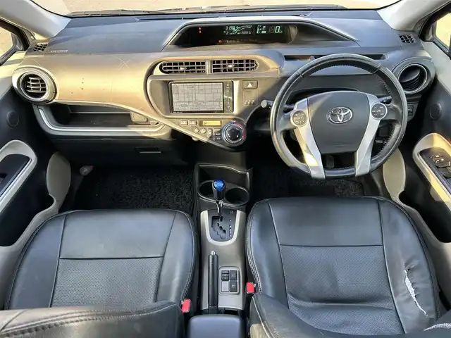 トヨタ アクア G 岡山県 2013(平25)年 15.5万km ブラック 登録時走行距離154273km/純正ナビ/地デジTV(AM/FM/CD/DVD/Bluetooth)/バックカメラ/ETC/ヘッドライトレベライザー/アイドリングストップ/電動格納ミラー/シートヒーター/オートライト/純正フロアマット/プッシュスタート/スマートキー/レザーシートカバー/保証書/取扱説明書