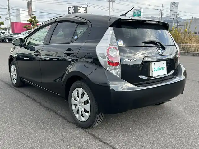 トヨタ アクア G 岡山県 2013(平25)年 15.5万km ブラック 登録時走行距離154273km/純正ナビ/地デジTV(AM/FM/CD/DVD/Bluetooth)/バックカメラ/ETC/ヘッドライトレベライザー/アイドリングストップ/電動格納ミラー/シートヒーター/オートライト/純正フロアマット/プッシュスタート/スマートキー/レザーシートカバー/保証書/取扱説明書