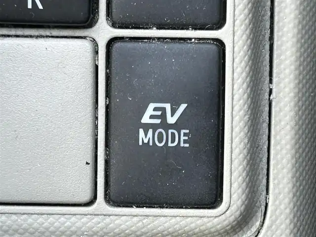 トヨタ アクア G 岡山県 2013(平25)年 15.5万km ブラック 登録時走行距離154273km/純正ナビ/地デジTV(AM/FM/CD/DVD/Bluetooth)/バックカメラ/ETC/ヘッドライトレベライザー/アイドリングストップ/電動格納ミラー/シートヒーター/オートライト/純正フロアマット/プッシュスタート/スマートキー/レザーシートカバー/保証書/取扱説明書