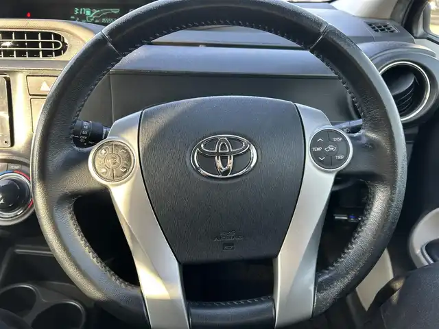 トヨタ アクア G 岡山県 2013(平25)年 15.5万km ブラック 登録時走行距離154273km/純正ナビ/地デジTV(AM/FM/CD/DVD/Bluetooth)/バックカメラ/ETC/ヘッドライトレベライザー/アイドリングストップ/電動格納ミラー/シートヒーター/オートライト/純正フロアマット/プッシュスタート/スマートキー/レザーシートカバー/保証書/取扱説明書