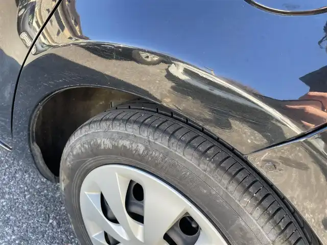 トヨタ アクア G 千葉県 2013(平25)年 7万km ブラックマイカ 純正ナビ【ワンセグ、BT、CD、AUX】/純正ホイールキャップ/純正フロアマット/ビルトインETC/ウインカー付き電動格納ミラー/エコ・EVモード/レベライザー/ドアバイザー/リモコンキー/保証書/取説/ナビ説