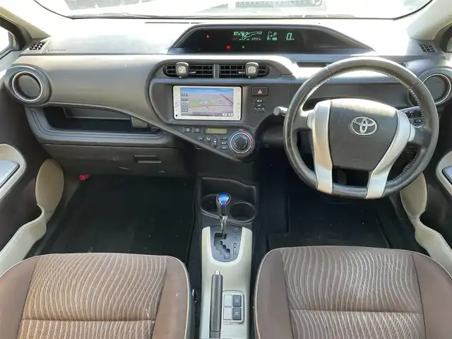 トヨタ アクア G 千葉県 2013(平25)年 7万km ブラックマイカ 純正ナビ【ワンセグ、BT、CD、AUX】/純正ホイールキャップ/純正フロアマット/ビルトインETC/ウインカー付き電動格納ミラー/エコ・EVモード/レベライザー/ドアバイザー/リモコンキー/保証書/取説/ナビ説