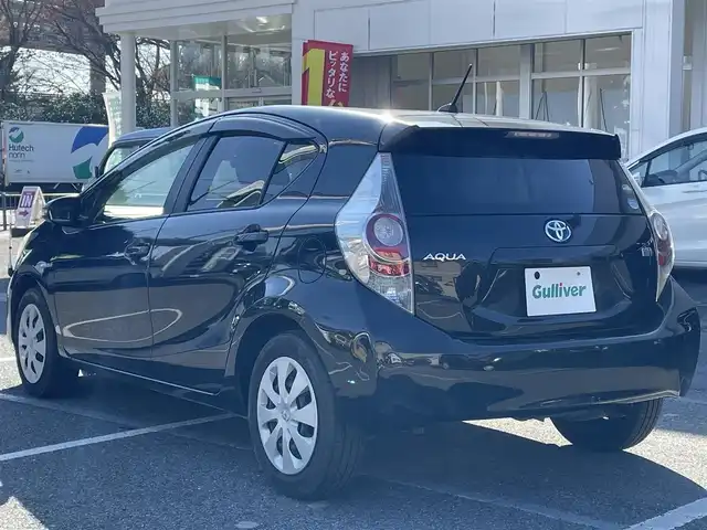 トヨタ アクア G 千葉県 2013(平25)年 7万km ブラックマイカ 純正ナビ【ワンセグ、BT、CD、AUX】/純正ホイールキャップ/純正フロアマット/ビルトインETC/ウインカー付き電動格納ミラー/エコ・EVモード/レベライザー/ドアバイザー/リモコンキー/保証書/取説/ナビ説