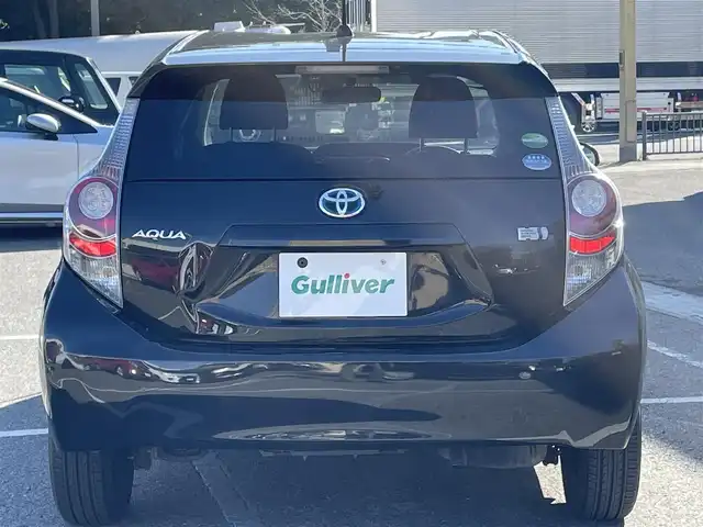 トヨタ アクア G 千葉県 2013(平25)年 7万km ブラックマイカ 純正ナビ【ワンセグ、BT、CD、AUX】/純正ホイールキャップ/純正フロアマット/ビルトインETC/ウインカー付き電動格納ミラー/エコ・EVモード/レベライザー/ドアバイザー/リモコンキー/保証書/取説/ナビ説