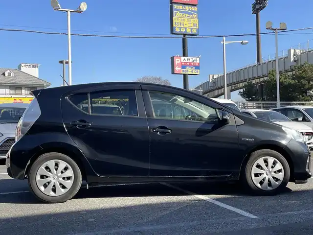 トヨタ アクア G 千葉県 2013(平25)年 7万km ブラックマイカ 純正ナビ【ワンセグ、BT、CD、AUX】/純正ホイールキャップ/純正フロアマット/ビルトインETC/ウインカー付き電動格納ミラー/エコ・EVモード/レベライザー/ドアバイザー/リモコンキー/保証書/取説/ナビ説