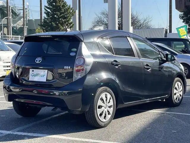 トヨタ アクア G 千葉県 2013(平25)年 7万km ブラックマイカ 純正ナビ【ワンセグ、BT、CD、AUX】/純正ホイールキャップ/純正フロアマット/ビルトインETC/ウインカー付き電動格納ミラー/エコ・EVモード/レベライザー/ドアバイザー/リモコンキー/保証書/取説/ナビ説