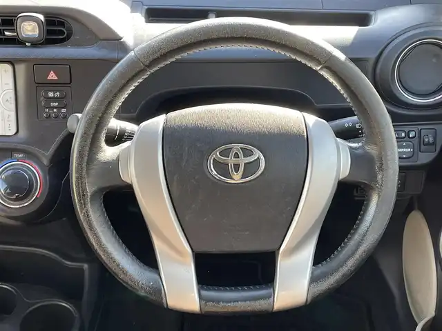 トヨタ アクア G 千葉県 2013(平25)年 7万km ブラックマイカ 純正ナビ【ワンセグ、BT、CD、AUX】/純正ホイールキャップ/純正フロアマット/ビルトインETC/ウインカー付き電動格納ミラー/エコ・EVモード/レベライザー/ドアバイザー/リモコンキー/保証書/取説/ナビ説