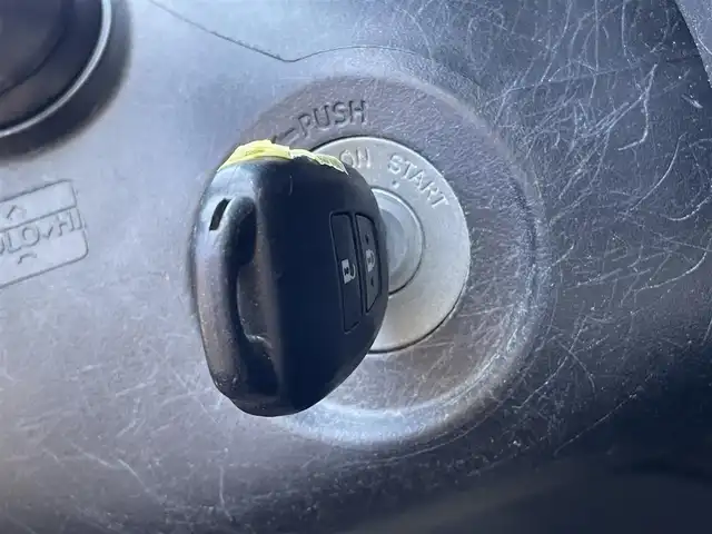 トヨタ アクア G 千葉県 2013(平25)年 7万km ブラックマイカ 純正ナビ【ワンセグ、BT、CD、AUX】/純正ホイールキャップ/純正フロアマット/ビルトインETC/ウインカー付き電動格納ミラー/エコ・EVモード/レベライザー/ドアバイザー/リモコンキー/保証書/取説/ナビ説