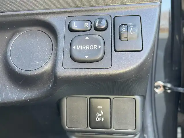 トヨタ アクア G 千葉県 2013(平25)年 7万km ブラックマイカ 純正ナビ【ワンセグ、BT、CD、AUX】/純正ホイールキャップ/純正フロアマット/ビルトインETC/ウインカー付き電動格納ミラー/エコ・EVモード/レベライザー/ドアバイザー/リモコンキー/保証書/取説/ナビ説