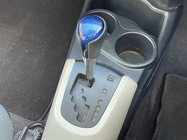 トヨタ アクア G 千葉県 2013(平25)年 7万km ブラックマイカ 純正ナビ【ワンセグ、BT、CD、AUX】/純正ホイールキャップ/純正フロアマット/ビルトインETC/ウインカー付き電動格納ミラー/エコ・EVモード/レベライザー/ドアバイザー/リモコンキー/保証書/取説/ナビ説