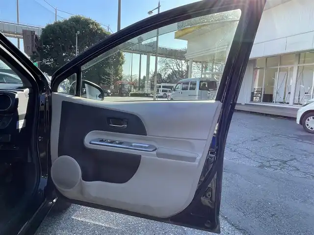 トヨタ アクア G 千葉県 2013(平25)年 7万km ブラックマイカ 純正ナビ【ワンセグ、BT、CD、AUX】/純正ホイールキャップ/純正フロアマット/ビルトインETC/ウインカー付き電動格納ミラー/エコ・EVモード/レベライザー/ドアバイザー/リモコンキー/保証書/取説/ナビ説