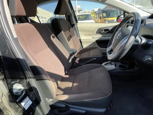 トヨタ アクア G 千葉県 2013(平25)年 7万km ブラックマイカ 純正ナビ【ワンセグ、BT、CD、AUX】/純正ホイールキャップ/純正フロアマット/ビルトインETC/ウインカー付き電動格納ミラー/エコ・EVモード/レベライザー/ドアバイザー/リモコンキー/保証書/取説/ナビ説