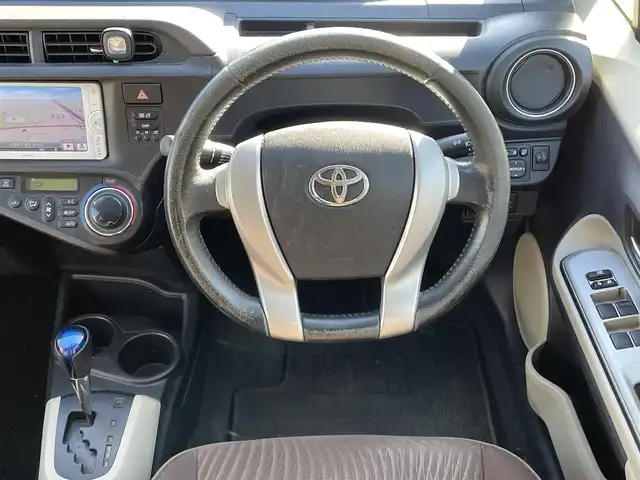 トヨタ アクア G 千葉県 2013(平25)年 7万km ブラックマイカ 純正ナビ【ワンセグ、BT、CD、AUX】/純正ホイールキャップ/純正フロアマット/ビルトインETC/ウインカー付き電動格納ミラー/エコ・EVモード/レベライザー/ドアバイザー/リモコンキー/保証書/取説/ナビ説