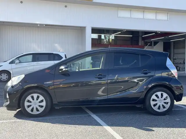 トヨタ アクア G 千葉県 2013(平25)年 7万km ブラックマイカ 純正ナビ【ワンセグ、BT、CD、AUX】/純正ホイールキャップ/純正フロアマット/ビルトインETC/ウインカー付き電動格納ミラー/エコ・EVモード/レベライザー/ドアバイザー/リモコンキー/保証書/取説/ナビ説