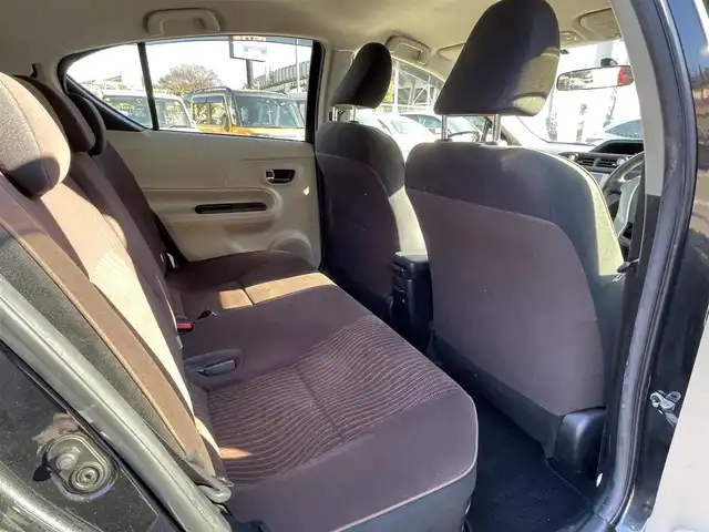 トヨタ アクア G 千葉県 2013(平25)年 7万km ブラックマイカ 純正ナビ【ワンセグ、BT、CD、AUX】/純正ホイールキャップ/純正フロアマット/ビルトインETC/ウインカー付き電動格納ミラー/エコ・EVモード/レベライザー/ドアバイザー/リモコンキー/保証書/取説/ナビ説