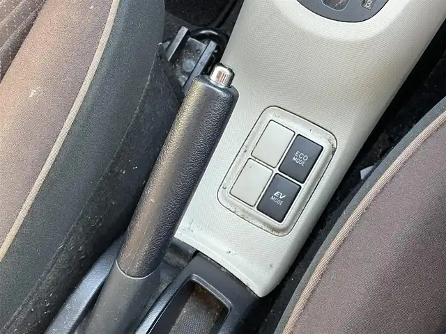 トヨタ アクア G 千葉県 2013(平25)年 7万km ブラックマイカ 純正ナビ【ワンセグ、BT、CD、AUX】/純正ホイールキャップ/純正フロアマット/ビルトインETC/ウインカー付き電動格納ミラー/エコ・EVモード/レベライザー/ドアバイザー/リモコンキー/保証書/取説/ナビ説