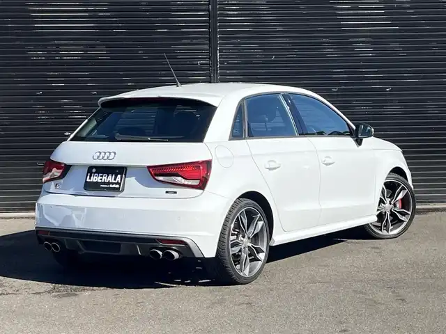 アウディ Ｓ１ スポーツバック 静岡県 2017(平29)年 3.4万km グレイシアホワイトメタリック レザーシート/純正ナビ/(CD/DVD/Bluetooth/フルセグ)/バックカメラ/パーキングエイド/シートヒーター/スマートキー/ETC/ドライブレコーダー/純正フロアマット/純正18インチアルミホイール