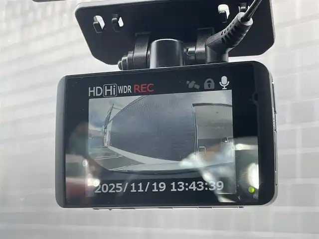 アウディ Ｓ１ スポーツバック 静岡県 2017(平29)年 3.4万km グレイシアホワイトメタリック レザーシート/純正ナビ/(CD/DVD/Bluetooth/フルセグ)/バックカメラ/パーキングエイド/シートヒーター/スマートキー/ETC/ドライブレコーダー/純正フロアマット/純正18インチアルミホイール