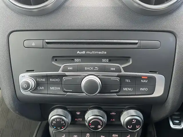 アウディ Ｓ１ スポーツバック 静岡県 2017(平29)年 3.4万km グレイシアホワイトメタリック レザーシート/純正ナビ/(CD/DVD/Bluetooth/フルセグ)/バックカメラ/パーキングエイド/シートヒーター/スマートキー/ETC/ドライブレコーダー/純正フロアマット/純正18インチアルミホイール