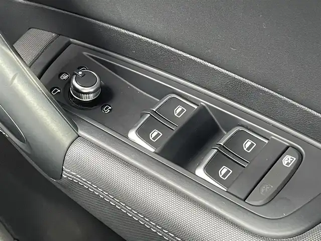 アウディ Ｓ１ スポーツバック 静岡県 2017(平29)年 3.4万km グレイシアホワイトメタリック レザーシート/純正ナビ/(CD/DVD/Bluetooth/フルセグ)/バックカメラ/パーキングエイド/シートヒーター/スマートキー/ETC/ドライブレコーダー/純正フロアマット/純正18インチアルミホイール