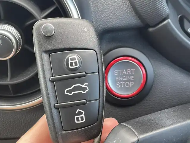 アウディ Ｓ１ スポーツバック 静岡県 2017(平29)年 3.4万km グレイシアホワイトメタリック レザーシート/純正ナビ/(CD/DVD/Bluetooth/フルセグ)/バックカメラ/パーキングエイド/シートヒーター/スマートキー/ETC/ドライブレコーダー/純正フロアマット/純正18インチアルミホイール