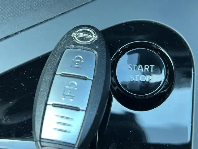 日産 ノート X 島根県 2022(令4)年 5.7万km ビビットブルー / スーパーブラック 2トーン 登録時走行距離57993km/ワンオーナー/Nissan　Connectナビ/フルセグテレビ(走行中視聴可能)/Bluetooth/HDMI/プロパイロット/全周囲カメラ/デジタルインナーミラー/ブラインドスポットモニター/ハンドルヒーター/シートヒーター(運転席・助手席)/純正ドライブレコーダー/ETC/LEDヘッドライト/フォグランプ/オートライト/ウィンカーミラー/ドアバイザー/ステアリングスイッチ/禁煙車/保証書/取扱説明書