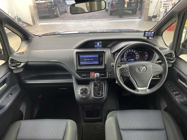 トヨタ ヴォクシー ZS 兵庫県 2016(平28)年 4.7万km ブラック ・社外ナビ&CD&DVD&TV&BT&SD/・バックカメラ/・ビルトインETC/・片側パワースライドドア/・先行車発進告知/・レーンディーパーチャーアラート/・プリクラッシュセーフティ/・オートマチックハイビーム/・社外レーダー探知機/・社外後席モニター/・スマートキー/・LEDライト/・アイドリングストップ