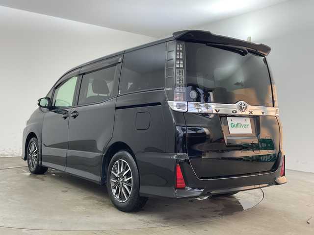 トヨタ ヴォクシー ZS 兵庫県 2016(平28)年 4.7万km ブラック ・社外ナビ&CD&DVD&TV&BT&SD/・バックカメラ/・ビルトインETC/・片側パワースライドドア/・先行車発進告知/・レーンディーパーチャーアラート/・プリクラッシュセーフティ/・オートマチックハイビーム/・社外レーダー探知機/・社外後席モニター/・スマートキー/・LEDライト/・アイドリングストップ