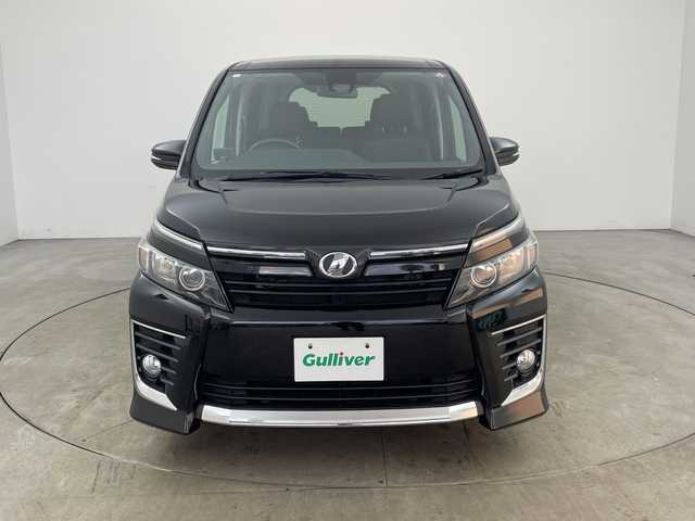 トヨタ ヴォクシー ZS 兵庫県 2016(平28)年 4.7万km ブラック ・社外ナビ&CD&DVD&TV&BT&SD/・バックカメラ/・ビルトインETC/・片側パワースライドドア/・先行車発進告知/・レーンディーパーチャーアラート/・プリクラッシュセーフティ/・オートマチックハイビーム/・社外レーダー探知機/・社外後席モニター/・スマートキー/・LEDライト/・アイドリングストップ