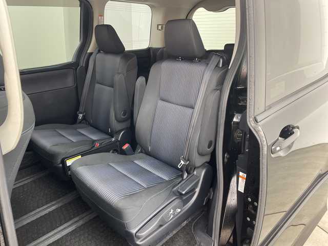 トヨタ ヴォクシー ZS 兵庫県 2016(平28)年 4.7万km ブラック ・社外ナビ&CD&DVD&TV&BT&SD/・バックカメラ/・ビルトインETC/・片側パワースライドドア/・先行車発進告知/・レーンディーパーチャーアラート/・プリクラッシュセーフティ/・オートマチックハイビーム/・社外レーダー探知機/・社外後席モニター/・スマートキー/・LEDライト/・アイドリングストップ