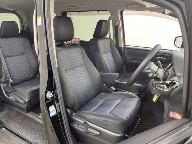 トヨタ ヴォクシー ZS 兵庫県 2016(平28)年 4.7万km ブラック ・社外ナビ&CD&DVD&TV&BT&SD/・バックカメラ/・ビルトインETC/・片側パワースライドドア/・先行車発進告知/・レーンディーパーチャーアラート/・プリクラッシュセーフティ/・オートマチックハイビーム/・社外レーダー探知機/・社外後席モニター/・スマートキー/・LEDライト/・アイドリングストップ