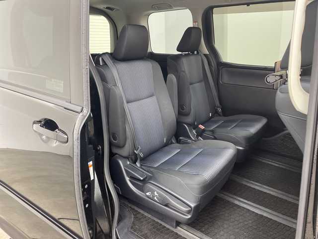 トヨタ ヴォクシー ZS 兵庫県 2016(平28)年 4.7万km ブラック ・社外ナビ&CD&DVD&TV&BT&SD/・バックカメラ/・ビルトインETC/・片側パワースライドドア/・先行車発進告知/・レーンディーパーチャーアラート/・プリクラッシュセーフティ/・オートマチックハイビーム/・社外レーダー探知機/・社外後席モニター/・スマートキー/・LEDライト/・アイドリングストップ