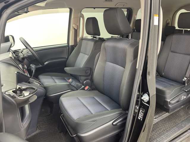 トヨタ ヴォクシー ZS 兵庫県 2016(平28)年 4.7万km ブラック ・社外ナビ&CD&DVD&TV&BT&SD/・バックカメラ/・ビルトインETC/・片側パワースライドドア/・先行車発進告知/・レーンディーパーチャーアラート/・プリクラッシュセーフティ/・オートマチックハイビーム/・社外レーダー探知機/・社外後席モニター/・スマートキー/・LEDライト/・アイドリングストップ