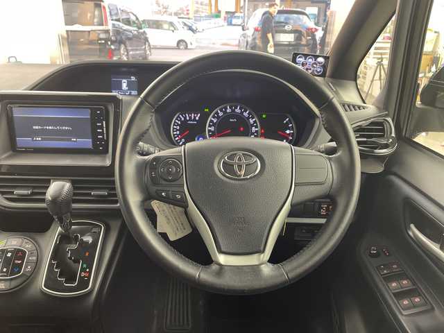 トヨタ ヴォクシー ZS 兵庫県 2016(平28)年 4.7万km ブラック ・社外ナビ&CD&DVD&TV&BT&SD/・バックカメラ/・ビルトインETC/・片側パワースライドドア/・先行車発進告知/・レーンディーパーチャーアラート/・プリクラッシュセーフティ/・オートマチックハイビーム/・社外レーダー探知機/・社外後席モニター/・スマートキー/・LEDライト/・アイドリングストップ