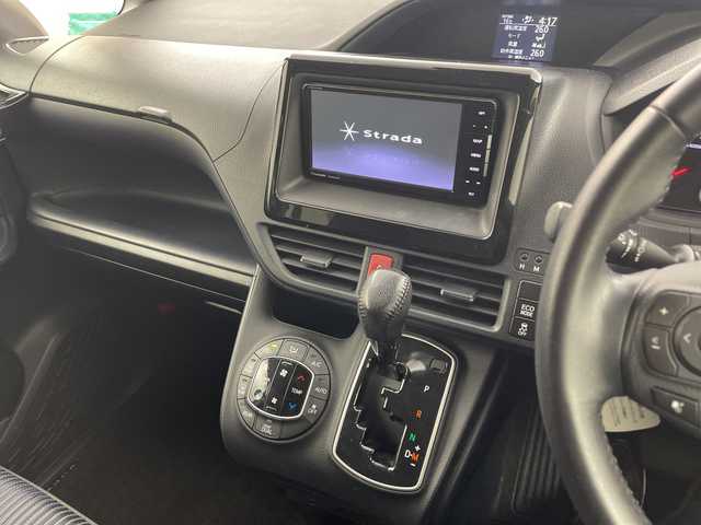 トヨタ ヴォクシー ZS 兵庫県 2016(平28)年 4.7万km ブラック ・社外ナビ&CD&DVD&TV&BT&SD/・バックカメラ/・ビルトインETC/・片側パワースライドドア/・先行車発進告知/・レーンディーパーチャーアラート/・プリクラッシュセーフティ/・オートマチックハイビーム/・社外レーダー探知機/・社外後席モニター/・スマートキー/・LEDライト/・アイドリングストップ