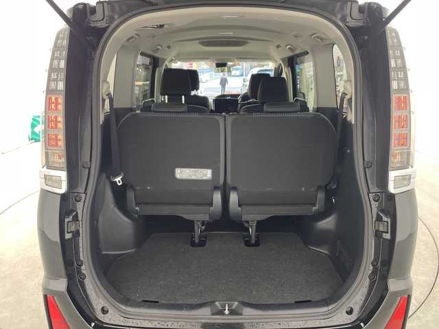 トヨタ ヴォクシー ZS 兵庫県 2016(平28)年 4.7万km ブラック ・社外ナビ&CD&DVD&TV&BT&SD/・バックカメラ/・ビルトインETC/・片側パワースライドドア/・先行車発進告知/・レーンディーパーチャーアラート/・プリクラッシュセーフティ/・オートマチックハイビーム/・社外レーダー探知機/・社外後席モニター/・スマートキー/・LEDライト/・アイドリングストップ