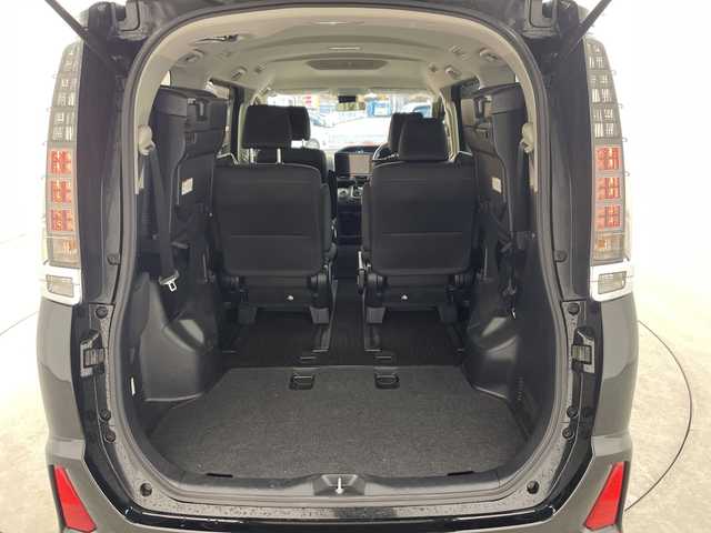 トヨタ ヴォクシー ZS 兵庫県 2016(平28)年 4.7万km ブラック ・社外ナビ&CD&DVD&TV&BT&SD/・バックカメラ/・ビルトインETC/・片側パワースライドドア/・先行車発進告知/・レーンディーパーチャーアラート/・プリクラッシュセーフティ/・オートマチックハイビーム/・社外レーダー探知機/・社外後席モニター/・スマートキー/・LEDライト/・アイドリングストップ