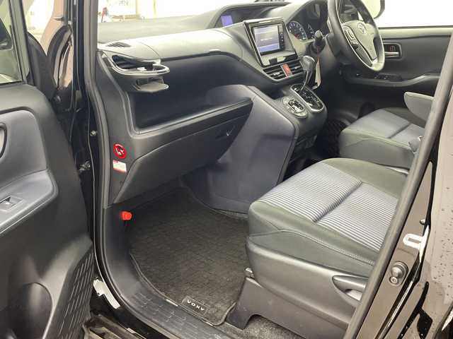 トヨタ ヴォクシー ZS 兵庫県 2016(平28)年 4.7万km ブラック ・社外ナビ&CD&DVD&TV&BT&SD/・バックカメラ/・ビルトインETC/・片側パワースライドドア/・先行車発進告知/・レーンディーパーチャーアラート/・プリクラッシュセーフティ/・オートマチックハイビーム/・社外レーダー探知機/・社外後席モニター/・スマートキー/・LEDライト/・アイドリングストップ