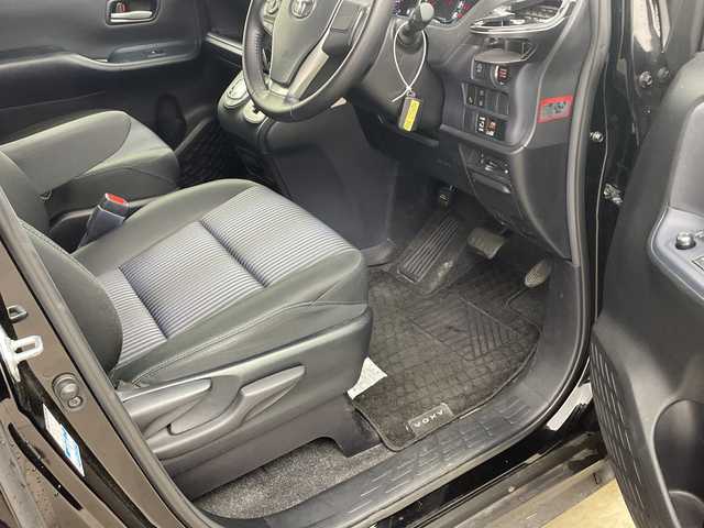 トヨタ ヴォクシー ZS 兵庫県 2016(平28)年 4.7万km ブラック ・社外ナビ&CD&DVD&TV&BT&SD/・バックカメラ/・ビルトインETC/・片側パワースライドドア/・先行車発進告知/・レーンディーパーチャーアラート/・プリクラッシュセーフティ/・オートマチックハイビーム/・社外レーダー探知機/・社外後席モニター/・スマートキー/・LEDライト/・アイドリングストップ