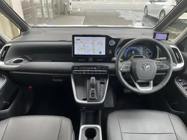 トヨタ ノア ハイブリッド Z 大阪府 2022(令4)年 2.1万km ホワイトパールクリスタルシャイン ワンオーナー/快適利便パッケージHigh/純正10.5インチナビ/（フルセグ/BT/CD/DVD）/純正13.2インチフリップダウンモニター/パノラミックビューモニター/パーキングアシスト/レーダークルーズコントロール/レーンキープアシスト/ブラインドスポットモニター/プリクラッシュセーフティ/純正レザー調シートカバー/前席シートヒーター/ドライブレコーダー/社外レーダー/ETC2.0/保証書/取扱説明書/スペアキー　有