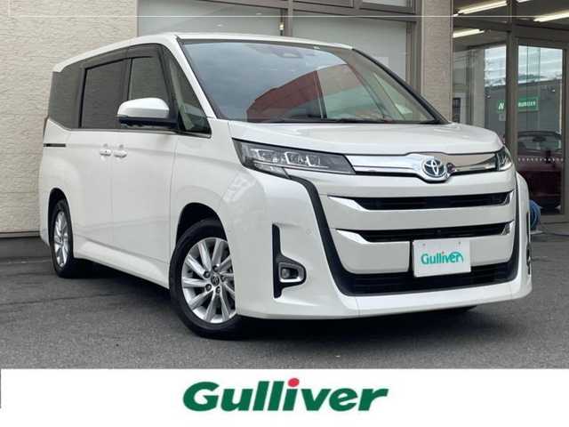 トヨタ ノア ハイブリッド Z 大阪府 2022(令4)年 2.1万km ホワイトパールクリスタルシャイン ワンオーナー/快適利便パッケージHigh/純正10.5インチナビ/（フルセグ/BT/CD/DVD）/純正13.2インチフリップダウンモニター/パノラミックビューモニター/パーキングアシスト/レーダークルーズコントロール/レーンキープアシスト/ブラインドスポットモニター/プリクラッシュセーフティ/純正レザー調シートカバー/前席シートヒーター/ドライブレコーダー/社外レーダー/ETC2.0/保証書/取扱説明書/スペアキー　有