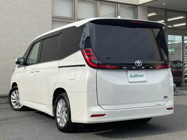 トヨタ ノア ハイブリッド Z 大阪府 2022(令4)年 2.1万km ホワイトパールクリスタルシャイン ワンオーナー/快適利便パッケージHigh/純正10.5インチナビ/（フルセグ/BT/CD/DVD）/純正13.2インチフリップダウンモニター/パノラミックビューモニター/パーキングアシスト/レーダークルーズコントロール/レーンキープアシスト/ブラインドスポットモニター/プリクラッシュセーフティ/純正レザー調シートカバー/前席シートヒーター/ドライブレコーダー/社外レーダー/ETC2.0/保証書/取扱説明書/スペアキー　有