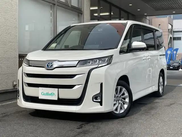 トヨタ ノア ハイブリッド Z 大阪府 2022(令4)年 2.1万km ホワイトパールクリスタルシャイン ワンオーナー/快適利便パッケージHigh/純正10.5インチナビ/（フルセグ/BT/CD/DVD）/純正13.2インチフリップダウンモニター/パノラミックビューモニター/パーキングアシスト/レーダークルーズコントロール/レーンキープアシスト/ブラインドスポットモニター/プリクラッシュセーフティ/純正レザー調シートカバー/前席シートヒーター/ドライブレコーダー/社外レーダー/ETC2.0/保証書/取扱説明書/スペアキー　有
