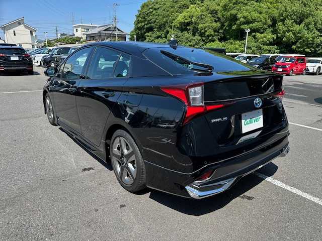 トヨタ プリウス A ツーリングセレクション 大阪府 2019(平31)年 2.9万km 黒 純正９インチナビ　/フルセグ/Ｂｌｕｅｔｏｏｔｈ　/バックカメラ　/フルエアロ　/レザーシート　/パワーシート　/シートヒーター　/デジタルインナーミラー　/ブラインドスポットモニター　/ＡＣ１００Ｖ　/スマートキー/レーダークルーズコントロール