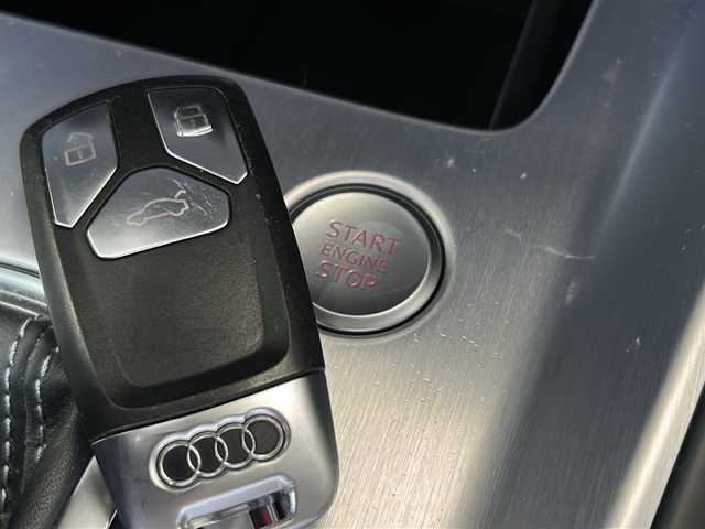 アウディ ＴＴクーペ 1．8 TFSI Sライン 愛媛県 2016(平28)年 7.7万km 白 12.3インチデジタル液晶ディスプレイ/アウディバーチャルコックピット/純正メモリナビ/フルセグTV/Bluetooth接続/ビルトインETC/パドルシフト/ハーフレザーシート/電動リアウイング/純正18インチアルミホール/スマートキー/スペアキー/プッシュスタート/LEDヘッドライト/オートライト/純正フロアマット/保証書/取扱説明書