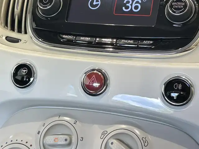 フィアット ５００ 1．2 ポップ 福岡県 2017(平29)年 3.2万km 白 純正ディスプレイオーディオ　/Ｂｌｕｅｔｏｏｔｈ接続　/ＡＵＸ　/ＵＳＢ　/リモコンキー　/ステアリングスイッチ　/アイドリングストップ　/ＭＴモード付ＡＴ　/取扱説明書　/保証書　/スペアキー